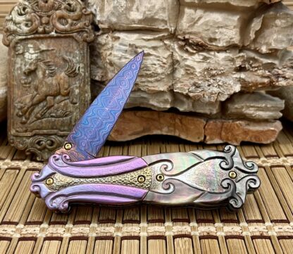 Suchat Jangtanong Custom Black Lip Pearl Anodized Titanium Damascus Steel Art Knife - Image 4