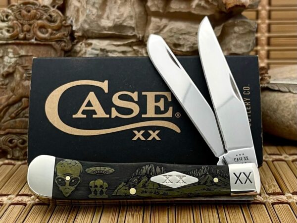 Case XX USA Smooth Olive Bone AREA 51 / UFO Alien Trapper 1/500 Knife NEW
