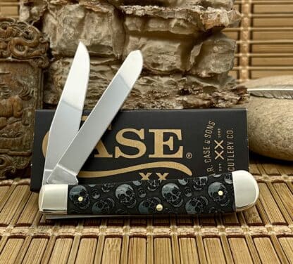 Case XX USA Gray Bone SKULL Blackout Diamond XX Trapper 1/500 Knife - Image 2
