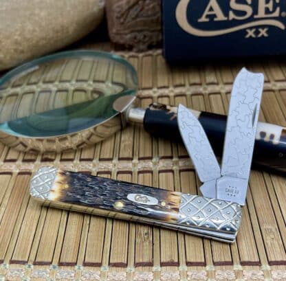 Case XX Scrolled Peachseed Amber Razor Barlow – Wild Horse Customs #021/100 - Image 2