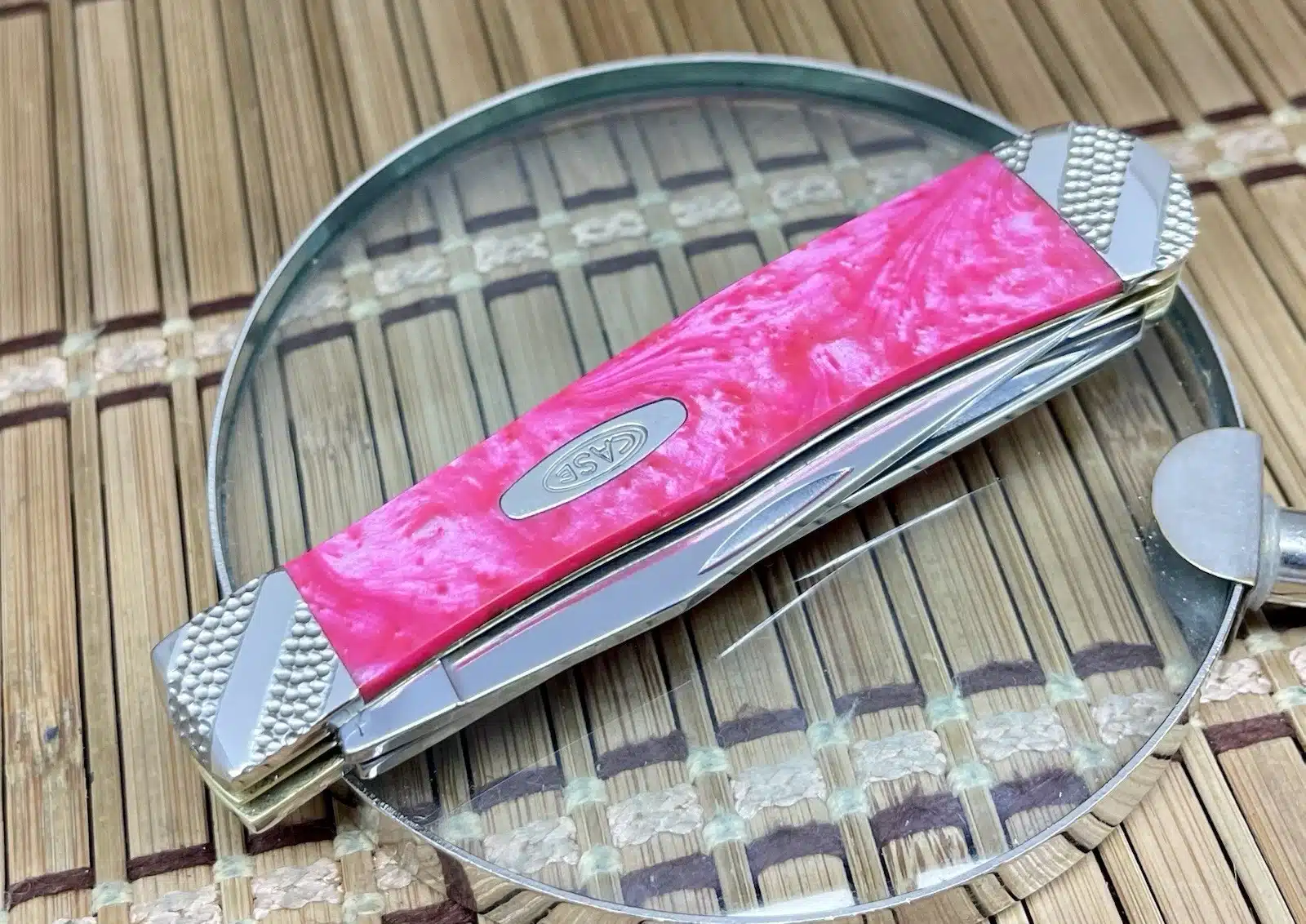 Case XX USA Custom Pink Salmon Engraved Trapper Pocket Knife – Mica Pearl Handles - Image 2
