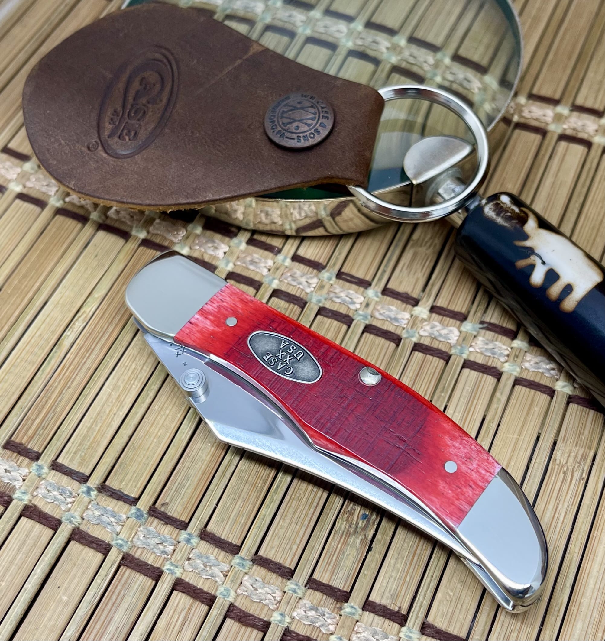 Ultra Rare Case XX 1992 Sawcut Red Bone Folding Hunter Knife & Keychain Set - Image 4
