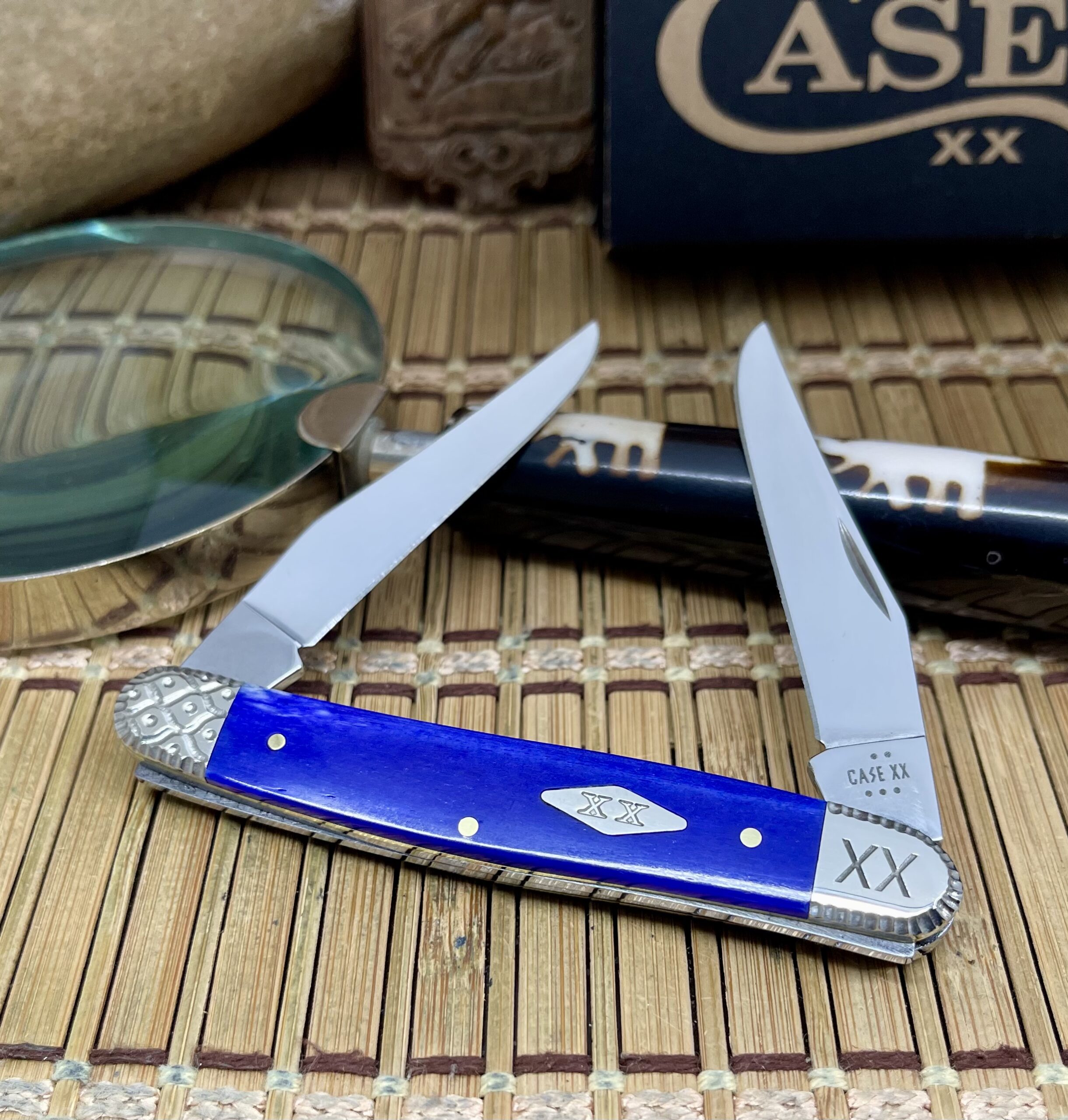Stunning Custom Case XX Smooth Ultra Violet Bone Diamond XX Engraved Muskrat Pocket Knife - Image 2