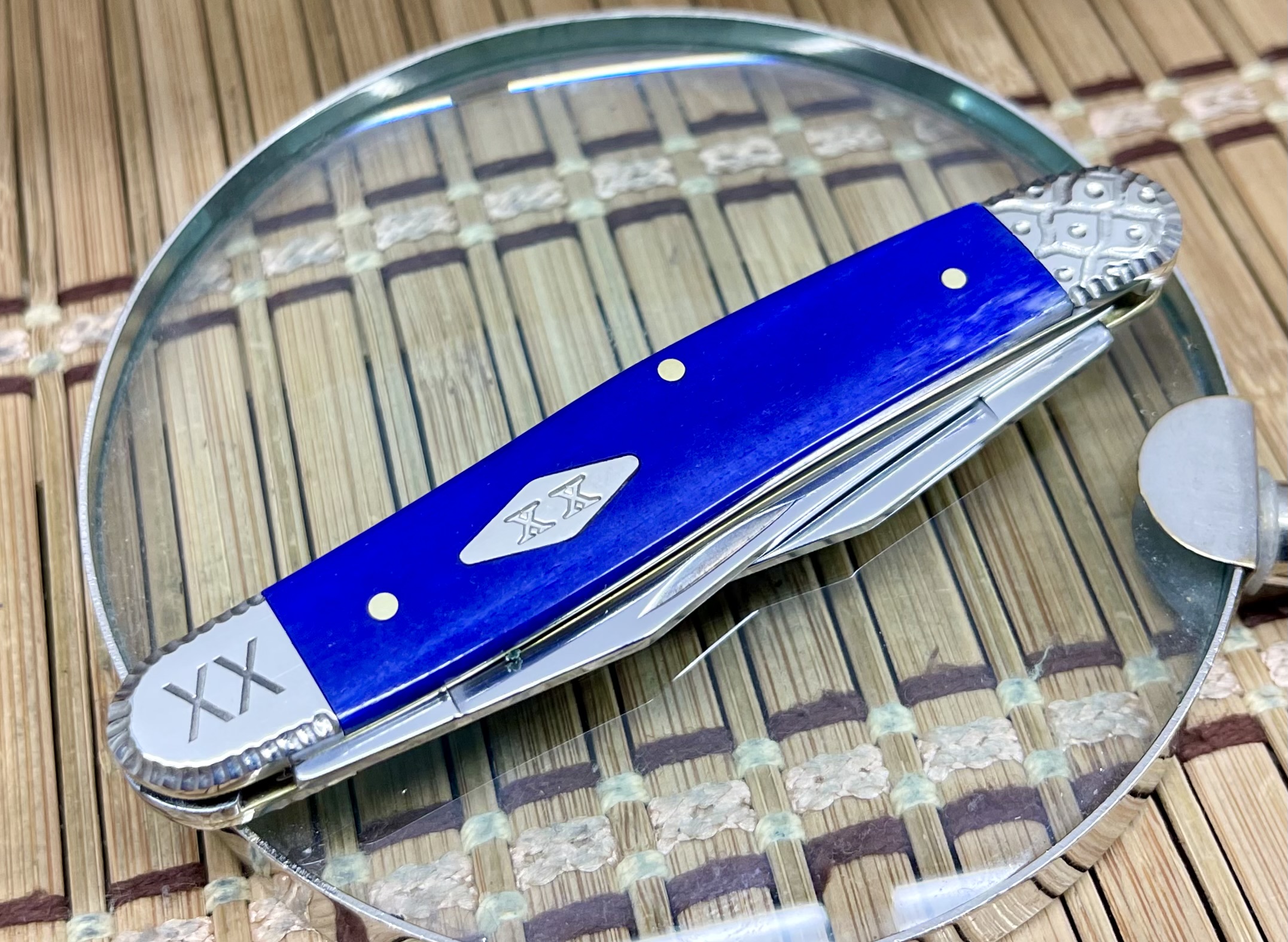 Stunning Custom Case XX Smooth Ultra Violet Bone Diamond XX Engraved Muskrat Pocket Knife - Image 3