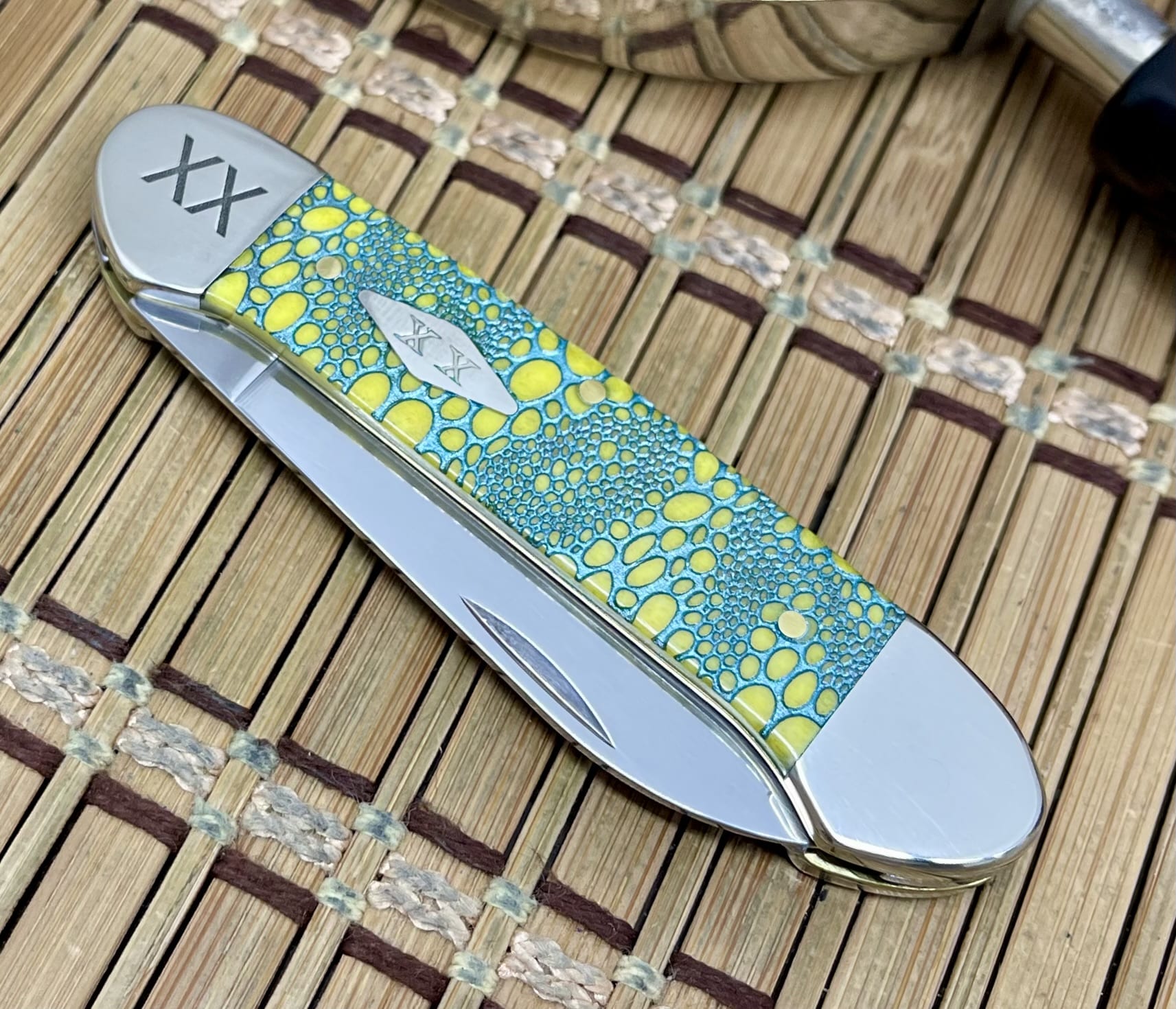 Case XX USA Yellow Bone Turquoise Edition Lizard Skin 1/500 Canoe Pocket Knife - Image 2