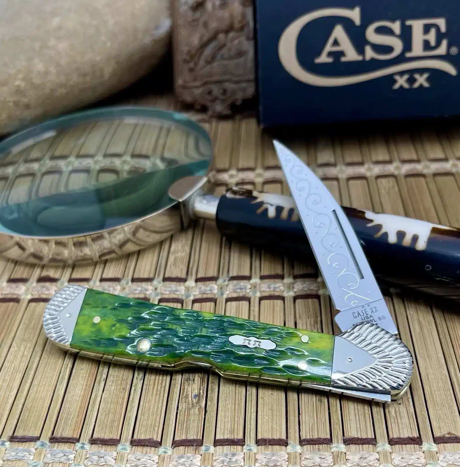 Beautiful case green apple bone copperlock #03/15