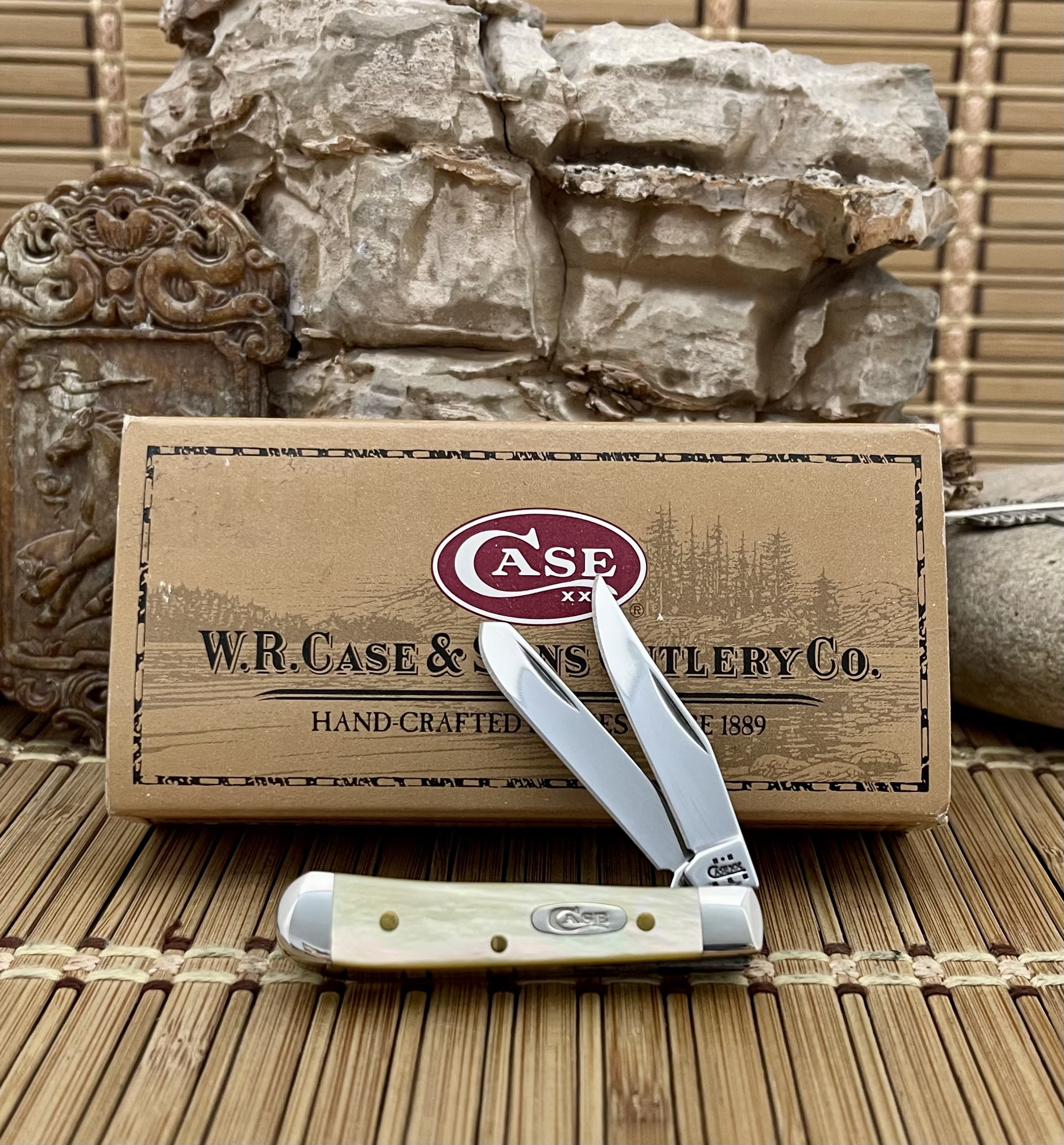 case gold lip pearl tiny trapper | 2004 Limited Run 82154