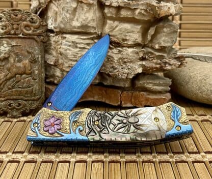 Suchat Jangtanong Custom Black Lip Pearl BLACK WIDOW Anodized Titanium Blue Damascus Steel Art Knife - Image 5