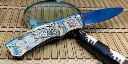 Suchat Jangtanong Custom Black Lip Pearl BLACK WIDOW Anodized Titanium Blue Damascus Steel Art Knife - Image 6